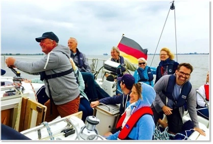 Group of sailors at an incentive on the Elbe