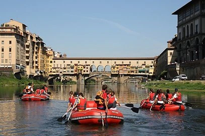Canoe tour along the Arno river and the Ponte Veccion in Florence