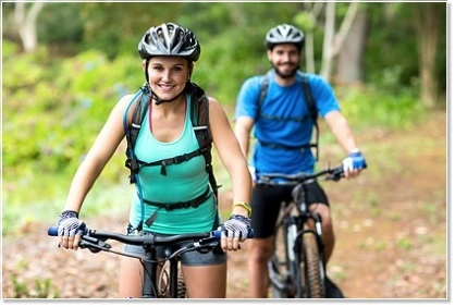 2 Radfahrer bei einem Firmenevent im Hamburger Umland