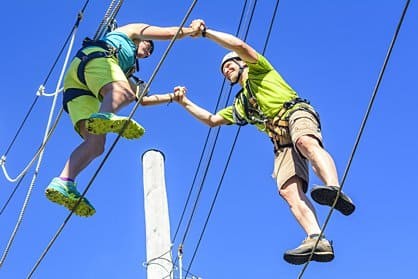 Mitarbeiter beim Teambuilding im Hochseilgarten