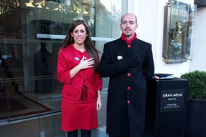 2 employees welcome a company group at the Gran Melia Colon 