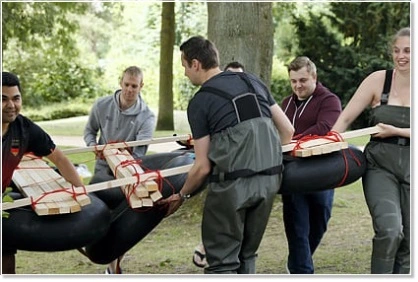 Team of employees carrying the finished raft to the Alster