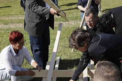 Employees of a management seminar during the team task "Bridge building"