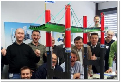 Employees at the indoor team event "Bridge building"