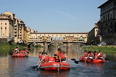 Canoe tour along the Arno river and the Ponte Veccion in Florence Canoe tour along the Arno river and the Ponte Veccion in Florence