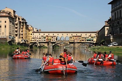 Team building on a boat tour on the Arno with a view of the Ponte Veccio